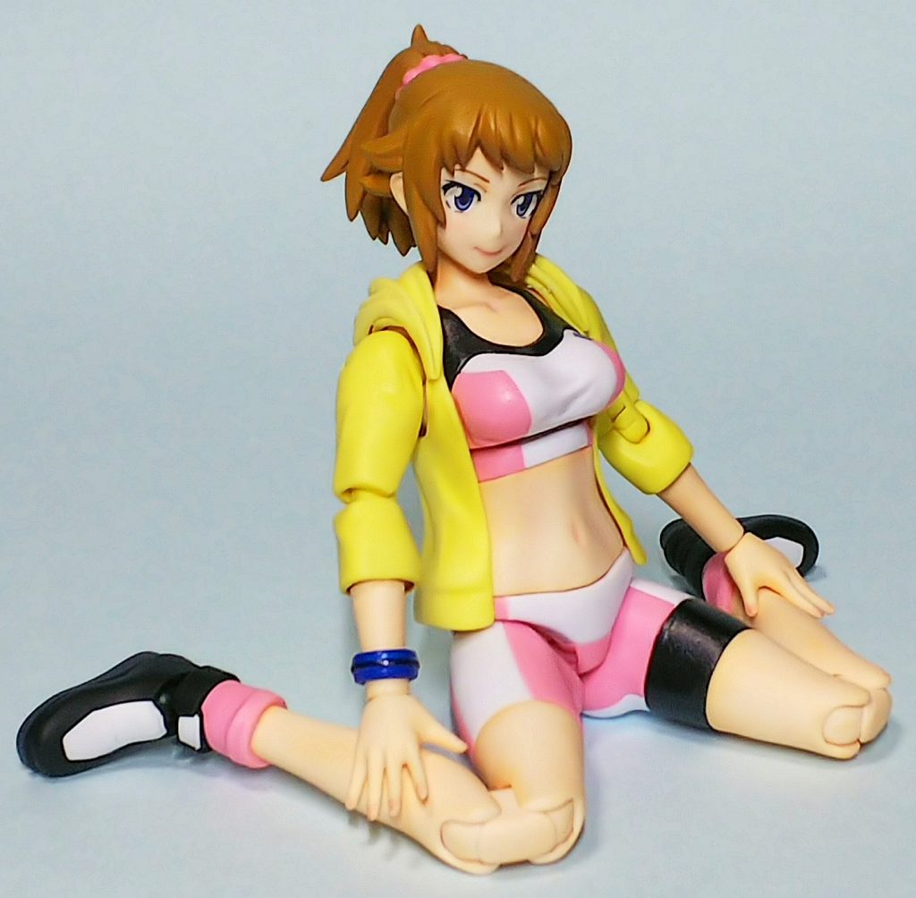 パーカーを着た状態。成形色仕上げなので、塗装剥げを気にせずに思い切ったポージングが楽しめる。