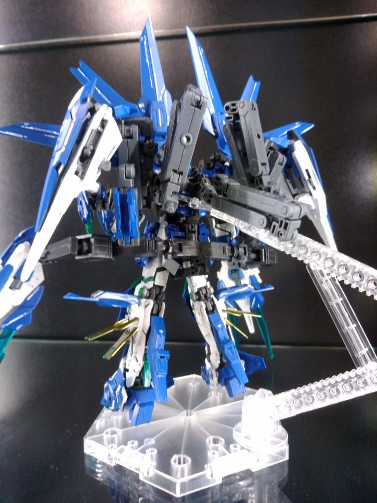 バック各武装備える為にアームドアーマーが大量に付けてあります。