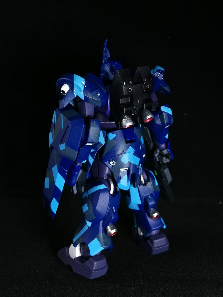 そのほか基本工作として下記の作業を施しております・合わせ目消し・頭部クリアパーツの後ハメ加工　　頭部の各パーツの削りこみ・切断し、塗装しやすいよう加工・脚部の後ハメ加工　　ふくらはぎと関節部のパーツを削りこみ、塗装しやすいよう加工・ライフルのレティクルをクリア化（クリアジェルにてカバー）・ライフルの一部をバッテリー部としてクリア化（蛍光グリーンの部分）・スカートの肉抜き穴埋め