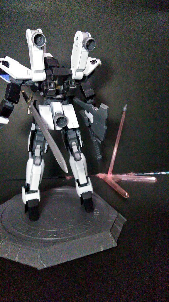 バックパックには30MMのアルトのバックパックのスラスターを切って貼り付けています。