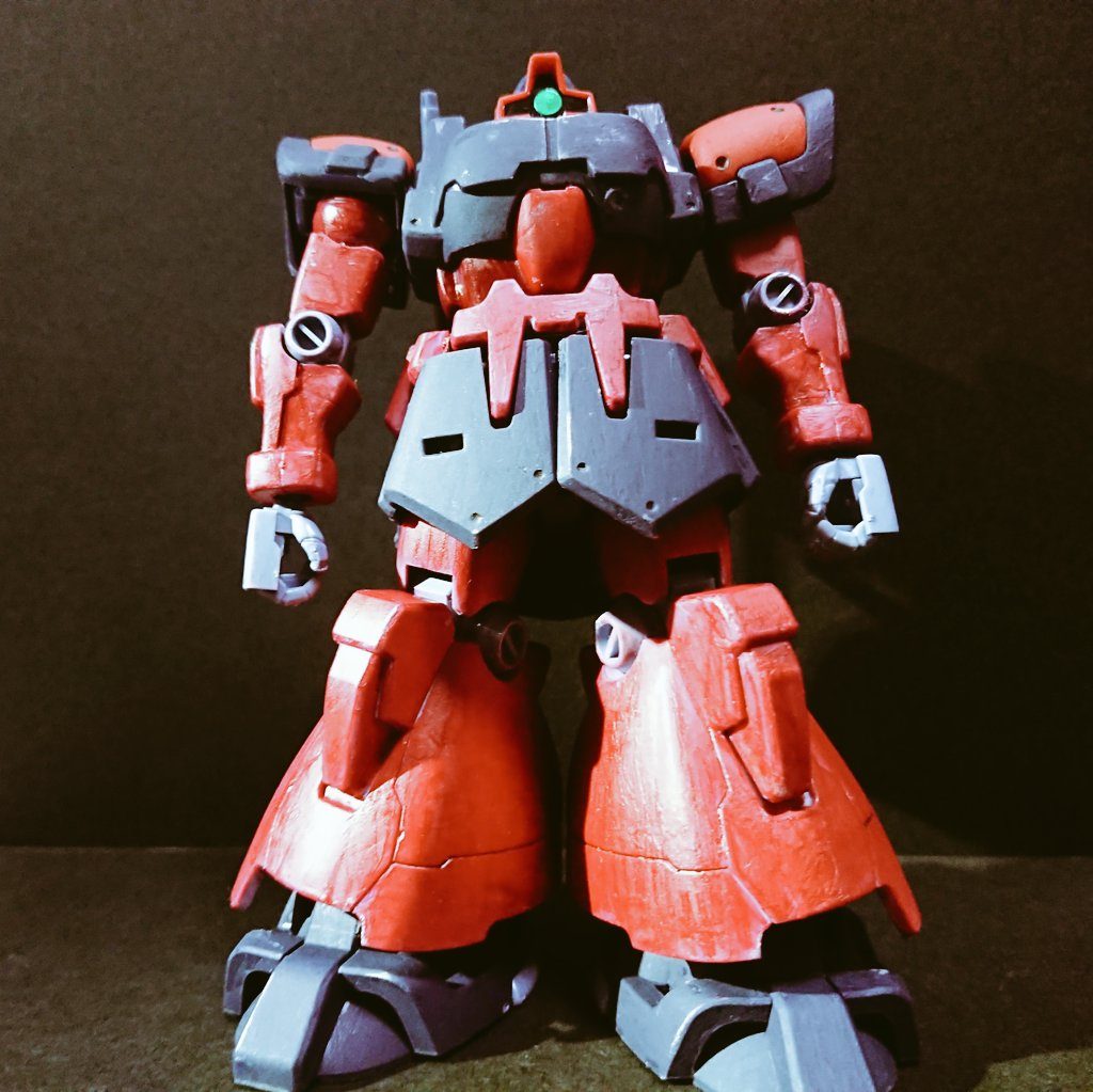 まず、DAISOの「マニキュア用トップコート(艶消し)」を機体全体にヌリヌリ。足のダクトのパーツは不要なので取ってしまい、足部分を左右交換してダクトの穴が見えないようにしてみました。