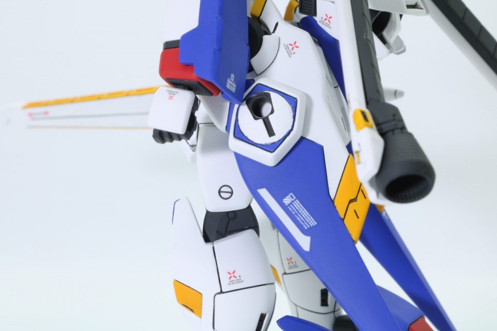 腰部側面のバルバトスルプスのパーツにX3のサイドアーマーをつけてあります。