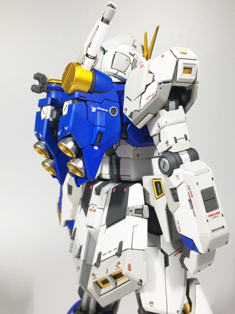 バーニア内部は逆シャア=黄色のイメージが強かったので金に。外部はシルバーにして目立たせています。