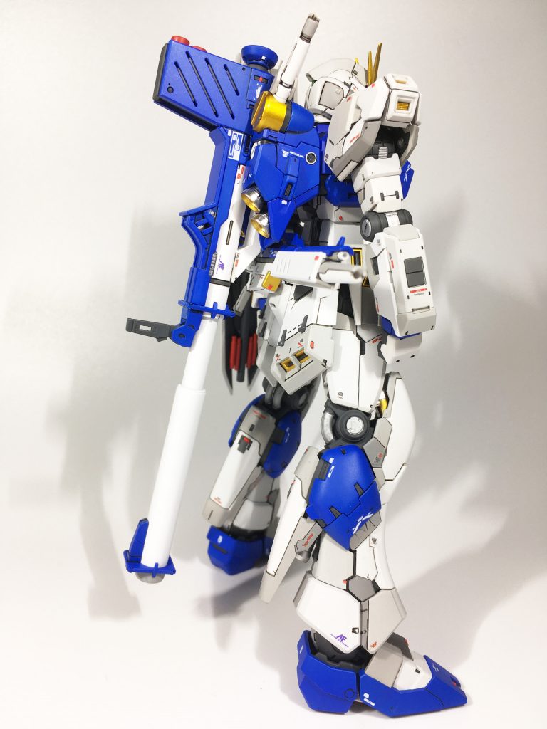 カラーレシピ下地:Gサーフェイサーエヴォ白1:G Exホワイト白2:GニュートラルグレーⅠ白3:GニュートラルグレーⅡ白4:GニュートラルグレーⅢ白5:GニュートラルグレーⅠ+GニュートラルグレーⅡ白6:GニュートラルグレーⅡ+GニュートラルグレーⅢ青:Cコバルトブルー赤:Cモンザレッド黄:Cウイノーブラック→Cレッドゴールド→Cクリアーイエロー黒:Cウイノーブラックフレーム1:Gメカサフ スーパーヘヴィフレーム2:G Ex-シルバーフレーム3:Tクロームシルバーフレーム4:Gフレームメタリック2装甲裏:Tジャーマングレイスラスター内部:Tフラットブラックバーニア:G Exシルバーつや消し:Gプレミアムクリアー