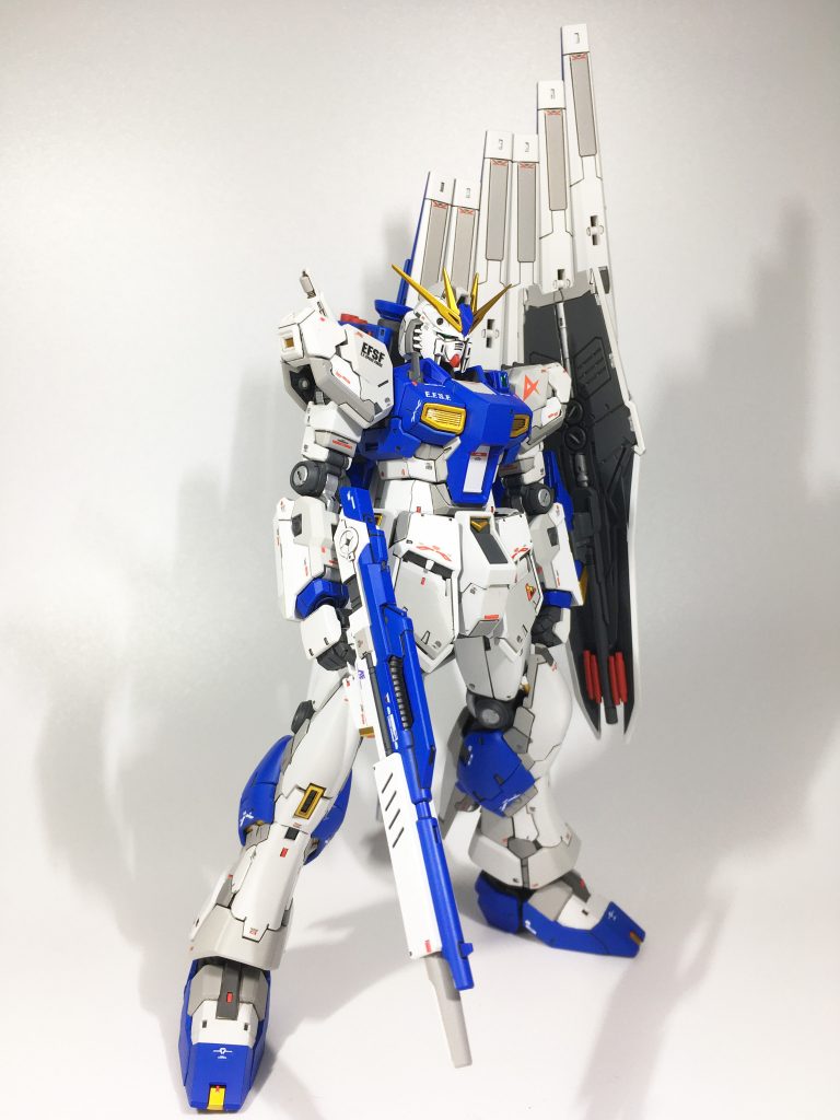 フレームも多少ながら塗り分け。シールド裏は一部が白かったのでグレーにしています。