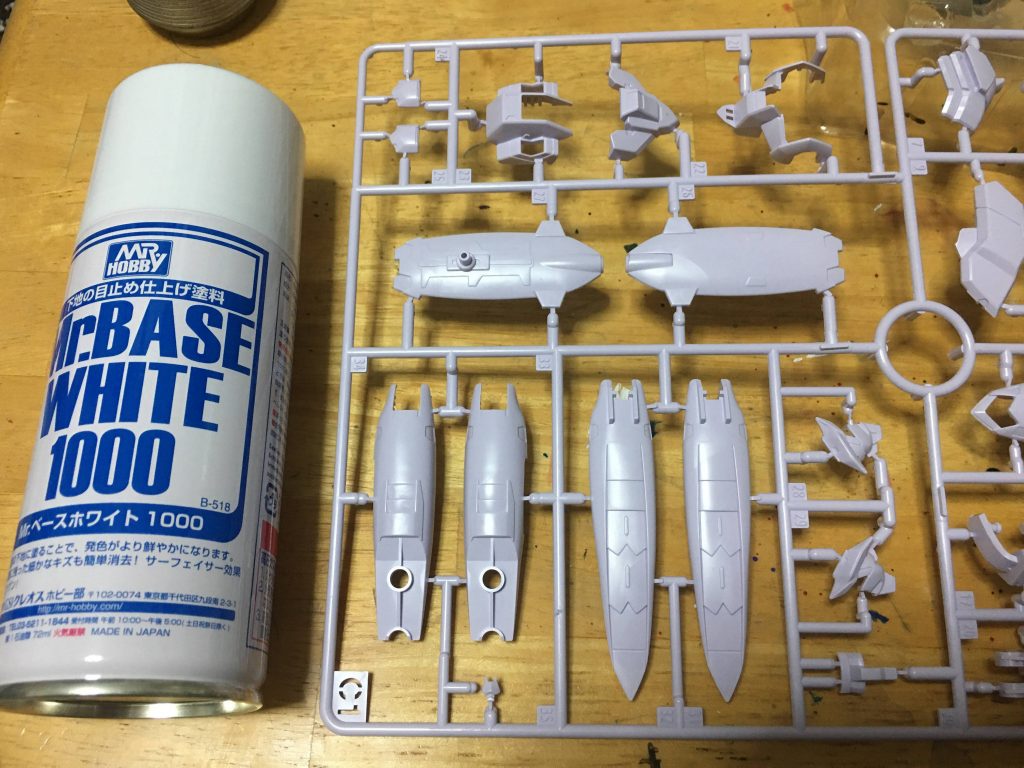 キットの白パーツはサーフェイサーベースホワイトで真っ白に。サーフェイサーですが綺麗な白になるので下地だけでなく、メインの塗装にも使っています。