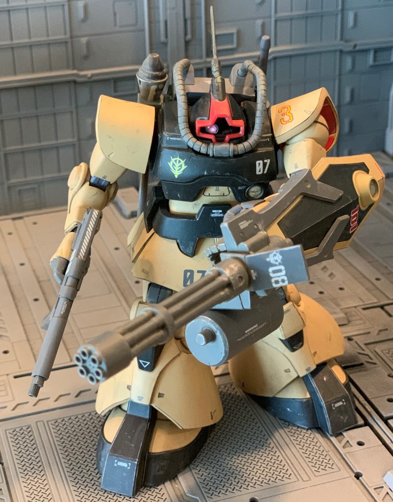 パイプやらアンテナやら巨大バックパックで上半身がいかつくなったので、武装もいかつくしようと思い、グフカスからガトリングシールドを奪ってきました。あまりMSに重装備させるのは好きではないのですが、ドムに関してはゴテゴテの重装備もアリだと思います。