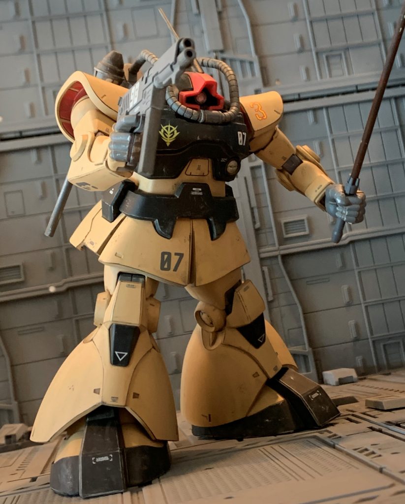 MSVのバックパック周りをHGUCに移植したのみのお手軽ミキシングです。背中を平らにするのと、特徴的な動力パイプの位置合わせにちょっと苦労しましたが何とかこの日までに形にできました。カラーリングは設定画と違いますが、自分の好きな「砂漠の駐屯地」のドムを参考に塗りました。