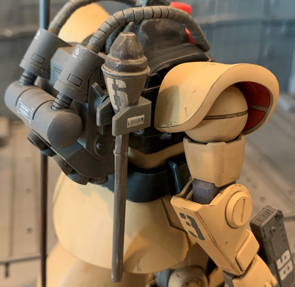 MSVキットのバズーカは少し小さくて迫力が無かったので使用せず、ラックには代わりにシュツルムファウストを引っ掛けてみました。砂漠のMSにシュツルムは似合いますよね。