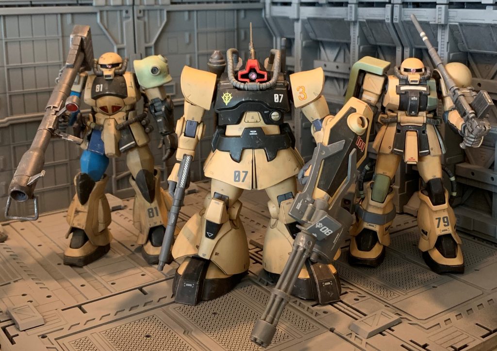 カラーリングのテイストは以前製作した砂漠のMS達と合わせました。ドムは燃料や部品の消耗が激しいので補給の乏しい前線基地では温存され、ここぞという決戦時に出撃していた、という妄想をしています。階級章デカールの手持ちが無かったので貼りませんでしたが、ビッター少将のように基地司令が搭乗していたMSというオラ設定です。偉い人が乗っていて出撃頻度も少ないので常に整備は完璧に行き届いており、ザクやグフのようにみっともないツギハギ装甲にはなっていません(笑)