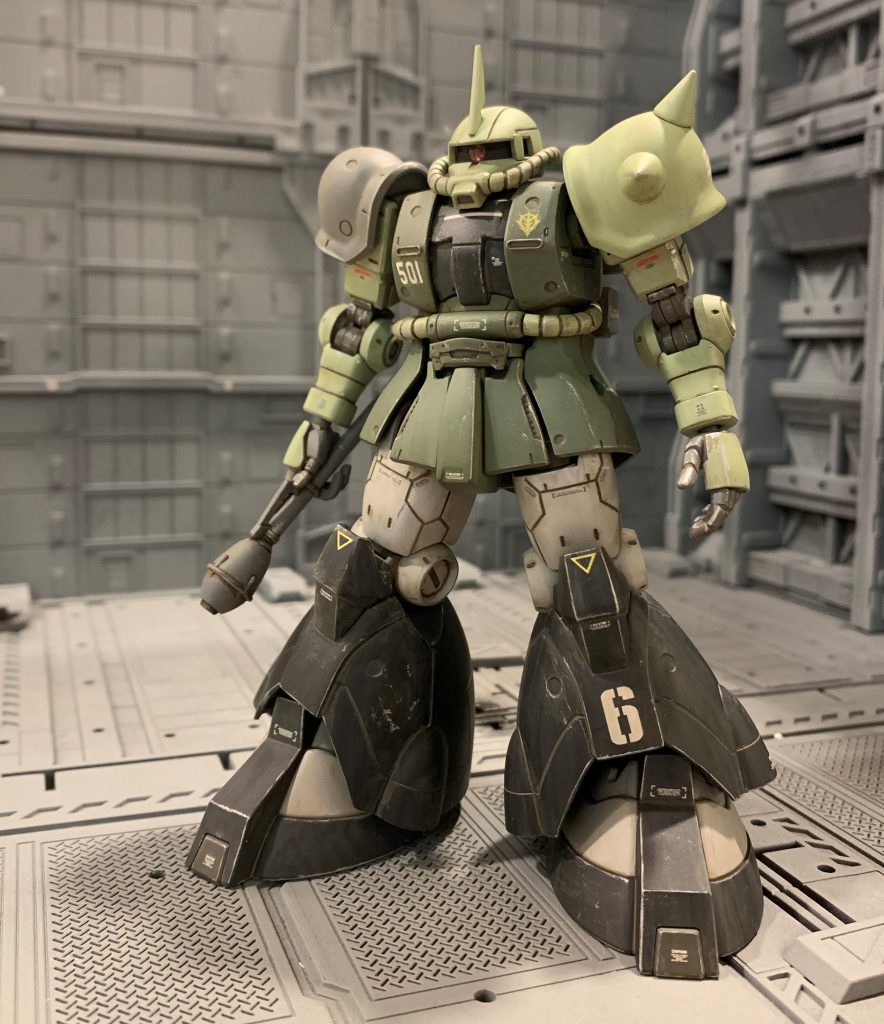 アイナザクとの大きな違いは、腰部が通常のザクのままなのとバックパックです。脚部は高機動試験型ザクから持ってきたので、オリジンのドム試作実験機とは微妙に形状が違いますが、試作品はいくつもパターンがあったと想像し自分の中でセーフとしました。自分の都合で自由に設定を付けられる「オラザク」という言葉は最高の免罪符ですね(笑)