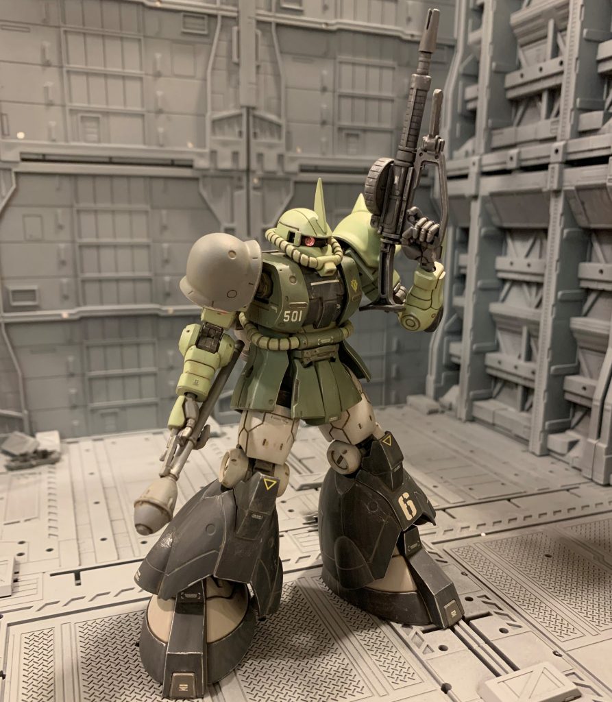 グフやドム、水陸両用MS等、様々な機体の試験の舞台であったキャリフォルニアベースには各種試作品パーツの在庫が豊富で、それらを活用してこしらえたという設定にしました。なので脚以外はベース機体の量産型ザクのカラーで、脚はプロトタイプドムをイメージした試作機カラーです。量産カラーは好みの問題でオリジン系ではなく正史系イメージで塗りました。