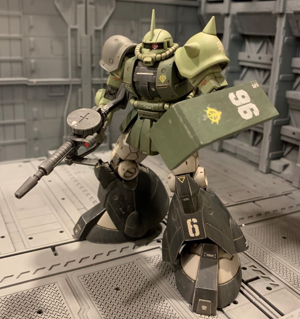 公式設定では、ドムのホバリング動力は各脚に搭載されている熱核ジェットエンジンから生み出されます。しかしザクよりも脚部重量が大幅に増加し、ザクのジェネレータでは交換後の脚部を制御しきれないと考えました。また、機体の推進は主に背面と脚部のスラスター頼みの為、ザクそのままのバックパックでは十分な推力が得られず、しかも航続距離も非常に短くなってしまいます。