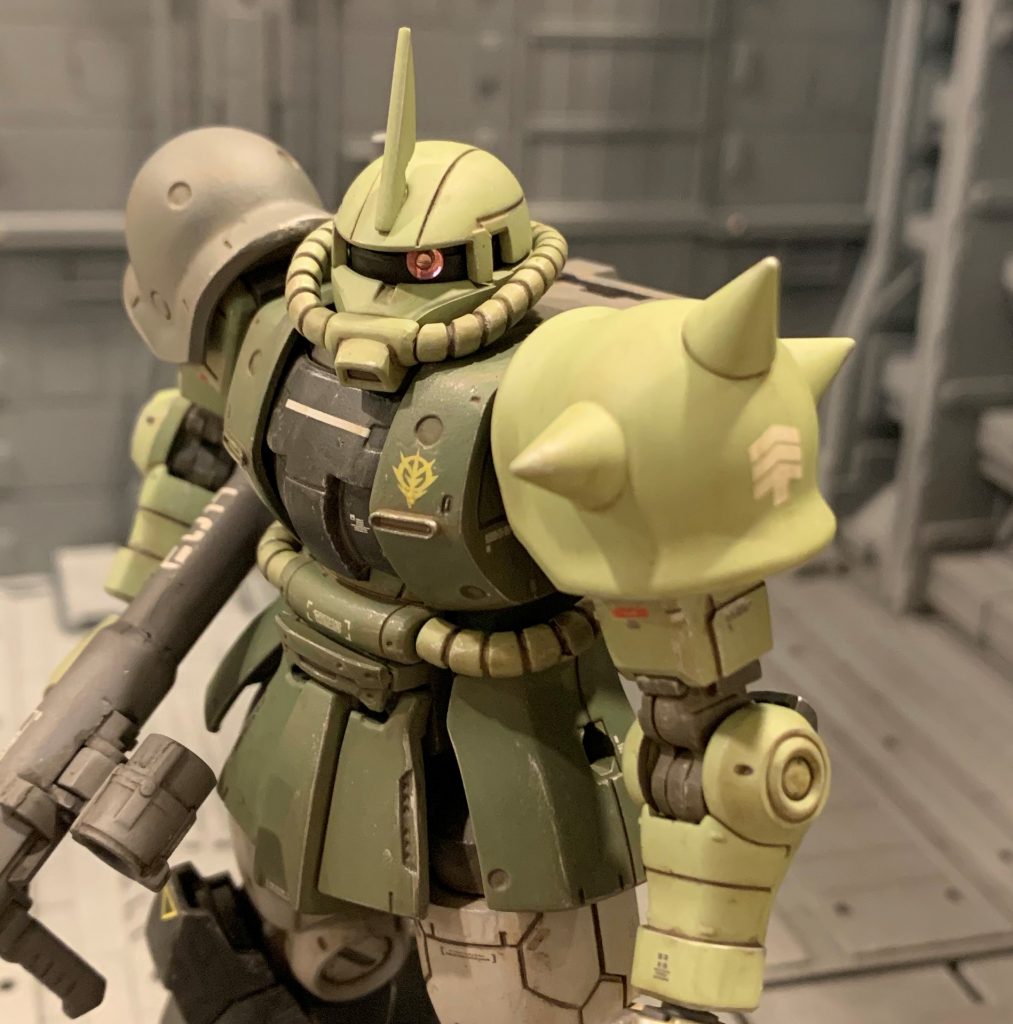 急ごしらえでアンバランスな機体ゆえ非常にピーキーな操縦条件で、乗りこなすには高い技量が必要で腕の立つパイロットが搭乗している設定とし、指揮官機の印である頭部ブレードアンテナを装備、スパイクアーマーに記した階級章は大尉にしました。ブレードアンテナはオリジン形状がイマイチに感じたので、HGUC高機動型ザクから持ってきました。パイロットは戦前に士官学校でMS操縦とMS戦術を学び、開戦時の階級は中尉。ルウム戦役ではMS小隊長をつとめ、その後第二次降下作戦に従軍、西海岸攻略戦の功績を以て大尉に昇格したベテラン士官、といったイメージです。