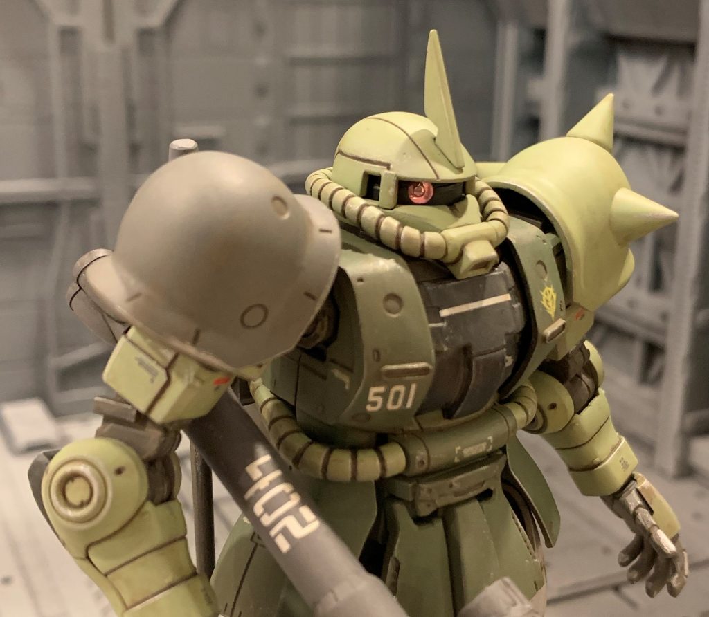 主に高速移動での一撃離脱戦法で運用していたので、軽量化＆右腕の武装取りまわし向上の為に右肩のシールドは外し、代わりに基地在庫の旧ザク用の肩アーマーを取り付けました。右肩はオリジン高機動試験型ザクの物、左肩はHGUC高機動型ザクの物です。