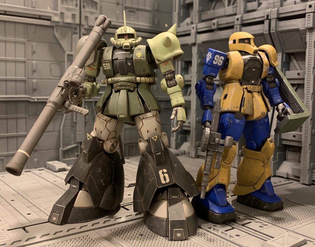以前作ったオリジン旧ザク(頭はHGUC)と並べてみました。オリジンザクは脚太腕細ミニスカートの体型バランスに違和感を感じ、更にしばしば「オリジン時空」として正史とはパラレルワールド扱いされる印象があり、HGUCキット等と並べるのは個人的に気が引けてちょっと敬遠していましたが、今回の制作を通してカッコよさを見直しました。こんなオラ設定の変化球ではなく、ちゃんとしたザクを丁寧にストレートで作ってみたくなりました。