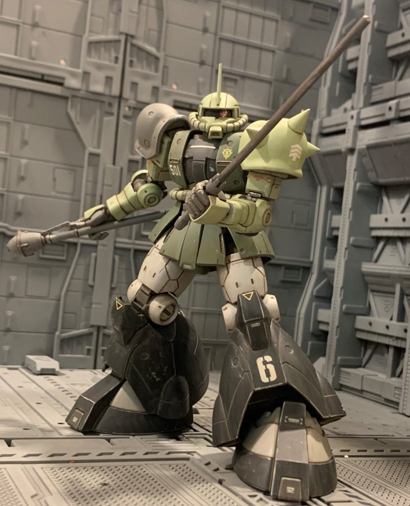 バックパックの補助ジェネレータのおかげで出力に余裕が出たので、ヒートホークではなくドムと同型のヒートサーベルを装備しています。しかしザクのアクチュエータではフルサイズのサーベルは取り回しが難しく、補助ジェネレータの余剰出力では発熱温度も不十分だったので、刀身を通常の3分の2程度に短縮し取り回し向上＆省エネ化により実用に耐える発熱温度の確保を図っています。