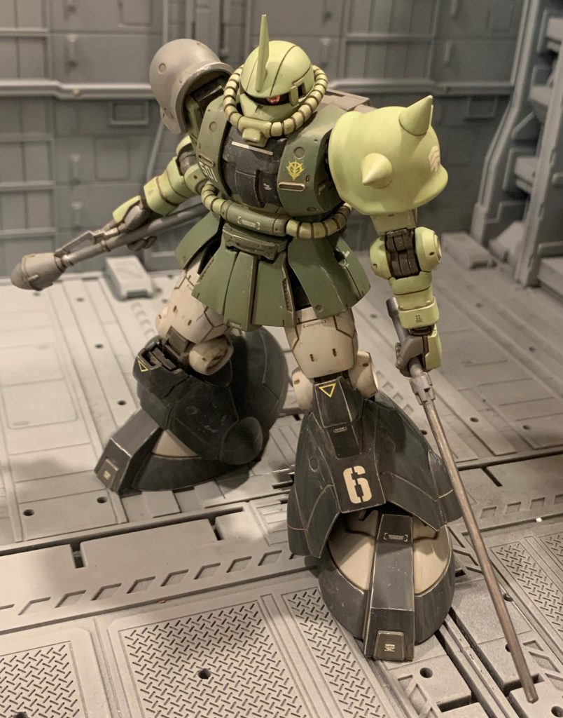 北米戦線で戦ったMSという設定にしたので、砂漠戦用とは少し違う色で汚してみました。オリジンザクはモールドが細かくウェザリングし甲斐がありますね。見違える程カッコよくなります。具体的にはクレオスのグランドブラウンでスミ入れ→同グレイッシュブラウン+グランドブラウン少量で全体ウォッシング→タミヤエナメルのクロムシルバーでドライブラシ＆チッピングを入れました。