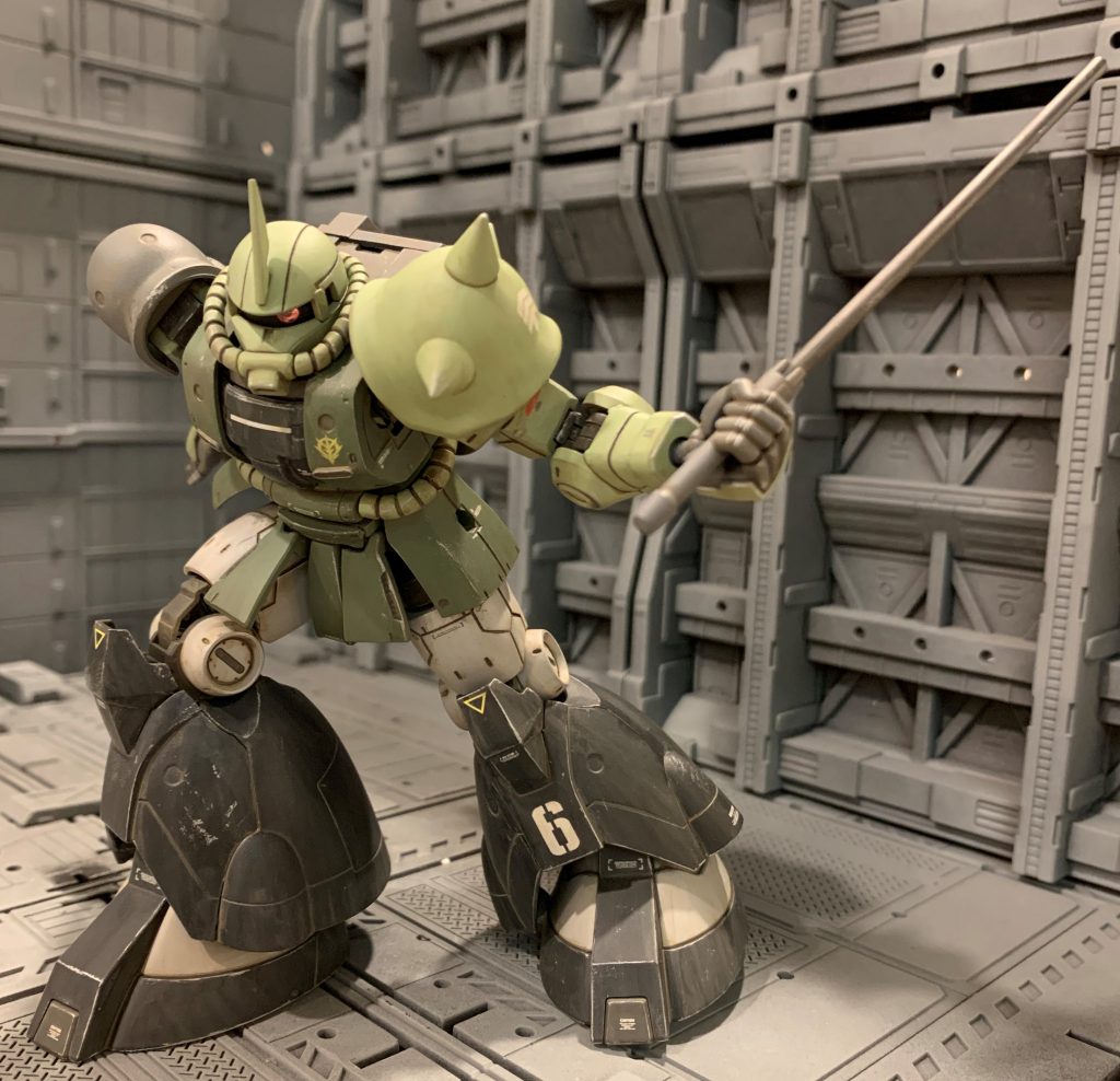 オリジンザク＆ドム脚部の可動は抜群で、HGUCドムではとても出来ないポーズが出来て楽しいです。いかにも滑走している重心配置にしても接地できて倒れなくて素晴らしいです。