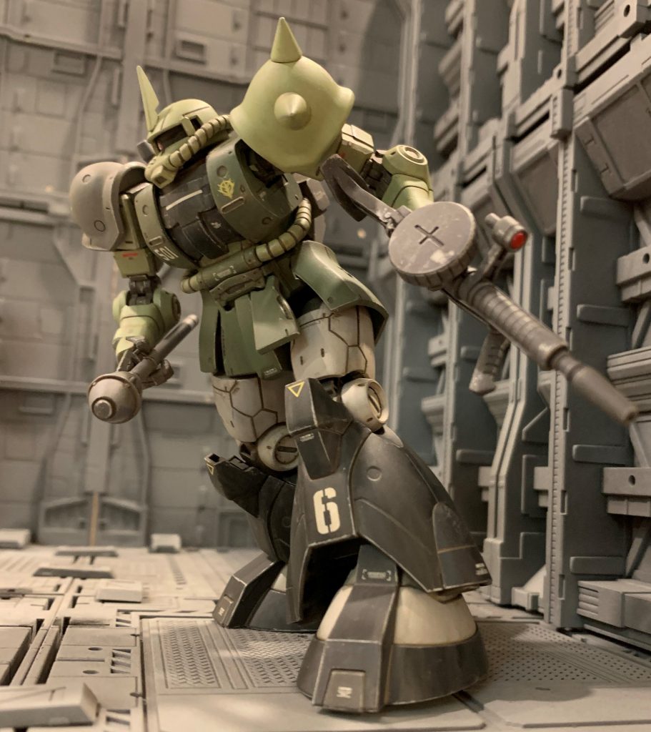 ドム中心に編成されたキャリフォルニアベース所属のMS中隊を指揮し、ドムの突撃の側面援護や陽動、本隊と分離して奇襲攻撃等、高いMS操縦技量と判断力が必要な任務をこなす実戦経験豊富な指揮官です。人的資源の乏しいジオン軍にとっては何よりも貴重な存在ですね。