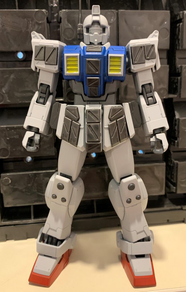 基本塗装が終わった段階です。白い部分はクレオスのグレーサフ、胴体の青はタミヤのブリリアントブルーで、自分のイメージ通りの色に仕上がり満足です。ダクトの黄色や増加装甲はエナメル塗料で筆塗りしました。頭部バイザー内部はこの後シルバーで塗りました。この後デカール貼り→スミ入れ→ウォッシング→ドライブラシで仕上げました。最後までお読みいただきありがとうございました。