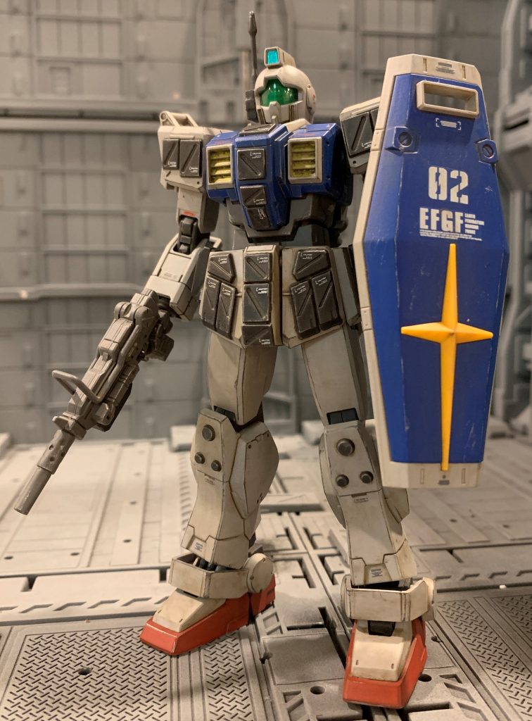 プレバンのスレイヴレイス隊仕様のHGUC陸戦型ジムをベースに小改造しました。3機構成のMS小隊の前衛を務める陸戦型ジムで、接近戦での生存性、前線維持能力を高めた改修が施されています。下記改修ポイントです。・上半身装甲全面に増加装甲(爆発反応装甲)を増設し、防御力UP・増加した重量を補う＋αの機動性を確保する為、推進強化型バックパックを装備・あらゆる環境下でも小隊各機と連携が取れるよう、頭部に強化通信アンテナを装備・武装は直接的な攻撃力よりも制圧効果を優先し、100mmマシンガンを装備・予備弾倉は標準装備の腰部2個に加え、後部に2個携行・陸戦型標準装備のシールドよりも防御力の高いラージシールドを装備先頭で矢面に立って敵の攻撃を凌ぎつつ、足止めしながら情報収集＆部隊に共有し、後衛機に強力な支援火器で精確に援護してもらうというコンセプトの改修です。