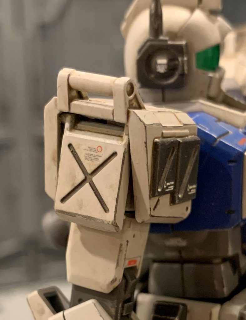 肩アーマーのサイドアーマーも装甲を増設しています。HGUCジムストライカーから流用し、陸ジムのアーマー側を小加工して取り付けました。ジムスト同様、腕の開きに合わせて開閉します。