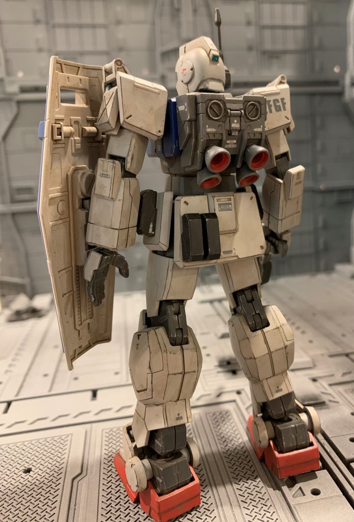 バックパックはノズルが4連となった推進強化型です。スレイブヴイスと同型の物です。増加装甲とラージシールドで重装備になっても機動力が確保できるようしています。前衛なので敵前線との押し引きが重要で、回り込まれたり前線が突破された場合は素早い後退を、逆に追撃する場合は素早い前進を求められます。一気に敵との間合いを仕切り直す為に、障害物を飛び越えられる高度までジャンプできる推力を持っています。緊急時は爆発反応装甲を自爆させてパージし、シールド及び武装を投棄することで、更に高速で遠距離へのジャンプが可能となり、後方ラインへ緊急離脱します。