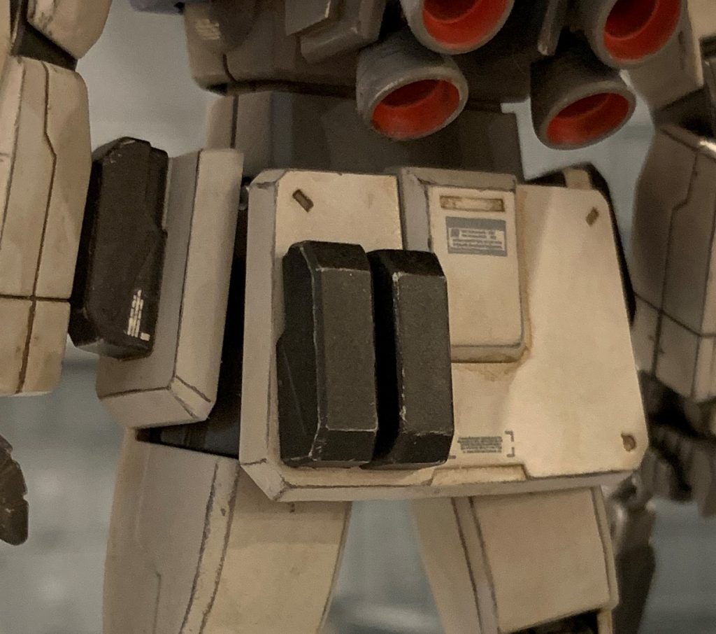 前線での経戦能力を高める為、予備弾倉を2個追加で腰部背面に携行しています。小隊組む用に既に確保してあるキットから強奪してきました。