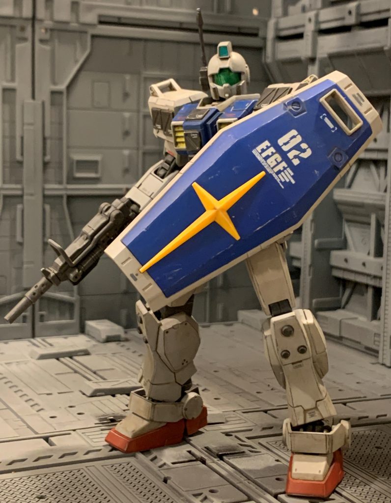 シールドはガンダムタイプのラージシールドです。通常の陸戦型の物よりも面積が大きく、防御力は雲泥の差があります。機体のコンセプトが積極的に攻撃を仕掛け撃破するよりも、前線に張り付き維持するというものなので、このシールドがチョイスされています。V作戦でジャブローで試作されたこのシールドの大半はサイド7へ送られましたが、少数は重力下の運用検証の為に先行量産型MS部隊に回されていた、という想像をしました。RX-78ガンダムの運用データのみならず、このような先行量産型MSの運用データもあり、量産型ジムにはこのタイプのシールドが採用された、と妄想しました。MS IGLOO重力戦線ではこのシールドを持った陸戦型ジムも出てきますよね。