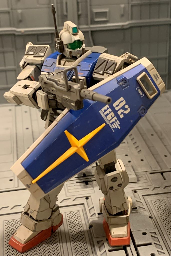 武装は連邦陸戦型MSの一般的な武装である100mmマシンガンです。有効射程は比較的短いですが、ザクをはじめとするジオン製MSの装甲を抜け、対空能力も有す使い勝手の良い武装です。ビームライフルよりも単発の威力は小さいですが、装弾数が多く制圧力が高く、故障が少なく信頼性に優れています。連射力を活かして制圧射撃を行う事で敵の行動を抑え込む事が可能で、交戦距離が近ければ威力、命中精度共に十分で前衛機の役割に合致した武装と言えます。100mmマシンガンはキット付属の物はトリガーガードが無く許せなかったので、ジムストライカー付属の物を使いました。