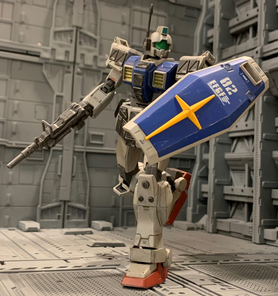 陸戦型ガンダムが隊長機、残り2機が陸戦型ジムで構成された小隊を組もうと思っているので、カラーリングは統一して陸戦型ガンダム標準カラーっぽくしました。陸戦型MS系列はこのカラーリングが一番しっくりくるというか、個人的にこの色しかしっくりきません。それにこの標準色ならどの戦線に配備されていてもおかしくなかったでしょうから、妄想の幅も広がります。