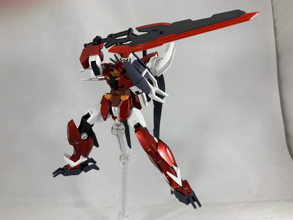 未塗装でプラモを作っていた頃はガシガシ動かしていたのですが、塗装に挑戦してみて同じようにアクションをやろうとすると恐いですね。関節の可動やパーツ同士の接触で塗装がすぐはげてしまいます。