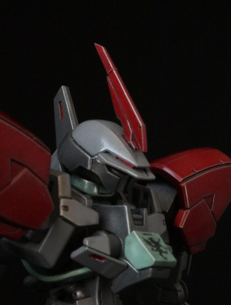 バスト＆頭部アップ。胸部装甲にグライフリッターのエンブレム。 