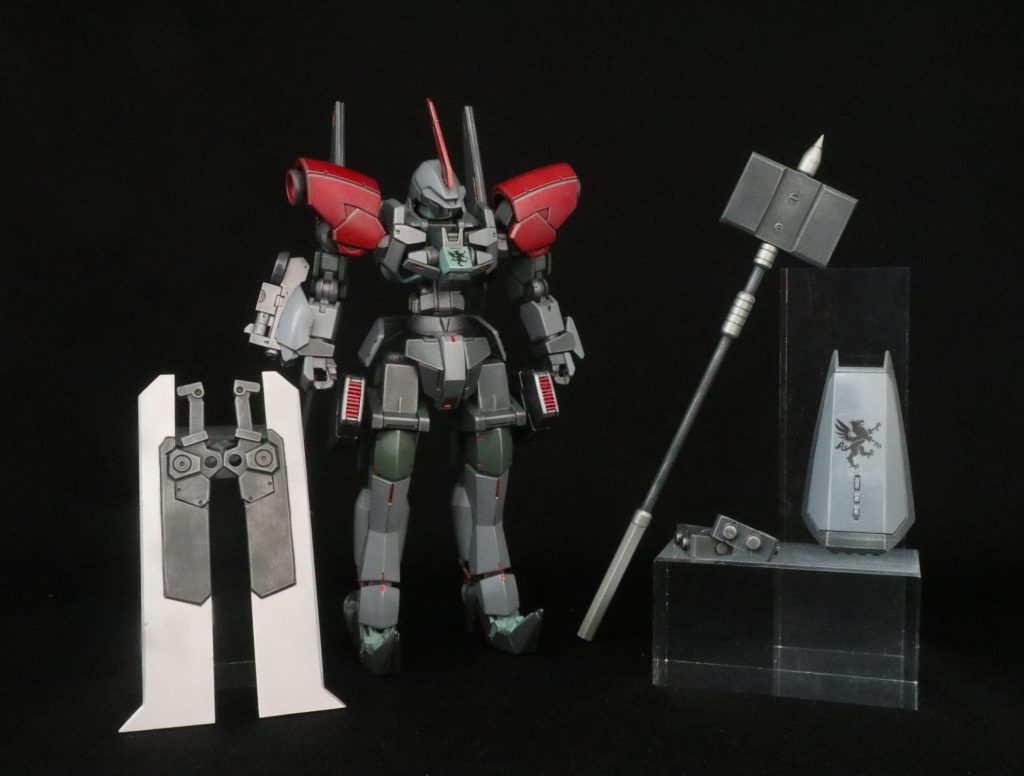 スタティックディスプレイ＆武装紹介Zyklon Axt シクローン アクスト：刃の部分に風のルーンを仕込んだ戦斧。風のルーンにより速度上昇の効果が付与されており、見た目からは想像できない速度のある攻撃を繰り出す。刃部分は双剣となっており着脱式。剣を外しても槌としての質量攻撃が可能。Zwei Flügel ツヴァイ フリューゲル：シクローン アクストの本体部分。[グリフォンの両翼」の異名をもつ双剣。風のルーンが仕込まれた双剣は、速度上昇の補正が付与されており、速さと重さを兼ね備えた攻撃で敵機を両断する。Zerstorer ツェアシュトーラー：クリーガーグライフの腰背面に装備された[破壊者]の名前をもつ大型のナックルガード。乱戦時に主兵装がなんらかの理由で使用できなくなった際に使用する副装備だが、ダグラス ハウッドの高い格闘能力によりあなどれない攻撃力をゆうしている。Ferse Klinge フェーザ クリンゲ：踵部にある刃状の武装。右腕魔導砲：戦闘時の牽制に使用する右前腕部に固定された魔導砲。バックラーシールド：取り回しのしやすいスモールシールド 