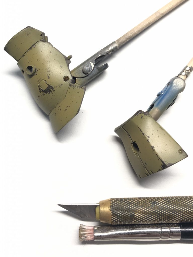 メインの塗装剥しですが、下地にマホガニーサフを使用。シリコンバリアをエアブラシで塗布して下地を残しつつ、本体色を薄めに希釈して塗装しています。塗装を剥す方法は色々あるかと思いますが、今回はデザインナイフとドライブラシ用の固めの筆を用いました。つい楽しくなってやり過ぎてしまうのはあるあるですよね。剥した後はクリアを吹いて定着後、ウェザリングカラーのスポットイエローでフィルタリングして馴染ませています。