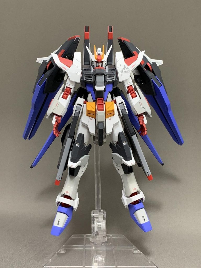 ちなみにノーマルのアメイジングストライクフリーダムガンダムはこんな感じ。背負いものがちょっと地味に感じたのが改造しようと思ったきっかけです。