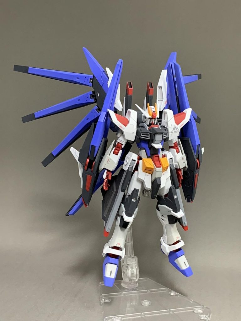 更にフルアメイジングに近づけるべく、本来バックパックに装着するパーツを腕に取り付けたバージョンです。こうなると可動がほぼ不可能になります。