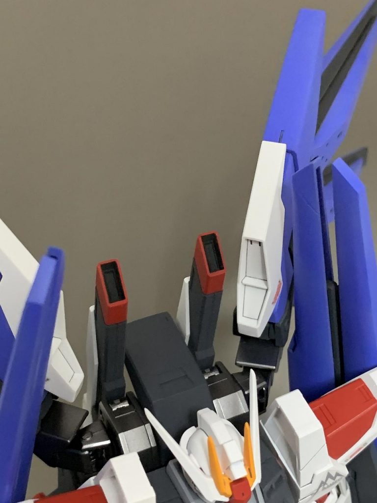 バックパック左右のHi-νガンダムヴレイブの部品ですが、穴の径が同じなので取り付けは簡単です。