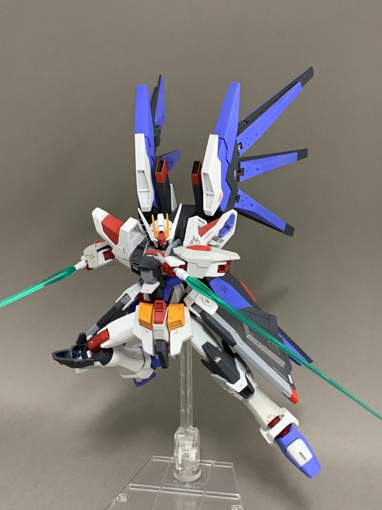 これくらいの軽装であれば、なんとかポージング可能。今までは普通に作って色を塗ってという感じだったので、今回のものは初の改造ガンプラになります。(元ネタは存在していますが)完全オリジナルを作るまでの想像力はないので、自分にはこれくらいのプチ改造が丁度良いかなと思いました。