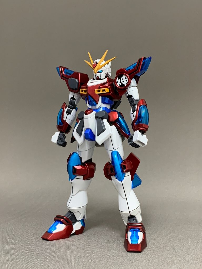 シルバーの上にクリアレッドのキャンディ塗装をメインに光沢ホワイトで塗装。グレーぽい所はつや消しにしています。