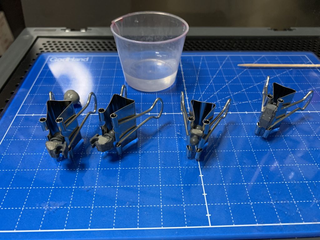 関節部の肉抜きはエポキシパテで埋めています。