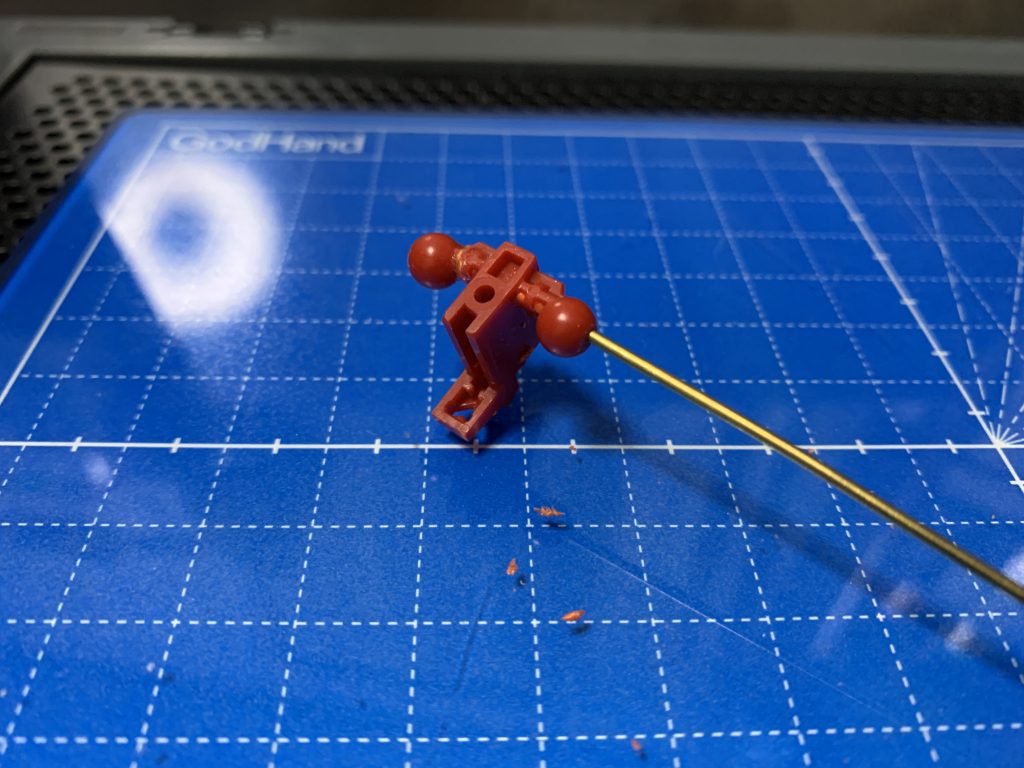 股関節のボールジョイントはすぐ折れるため、真鍮線を通して補強しています。