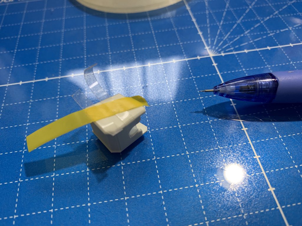 各所のモールドは、虫ピンを入れたシャーペンでけがいてから、ラインチゼルで彫っています。