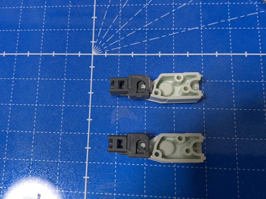 肘関節はランナータグを切ったものを挟んで、隙間を少なくしました。