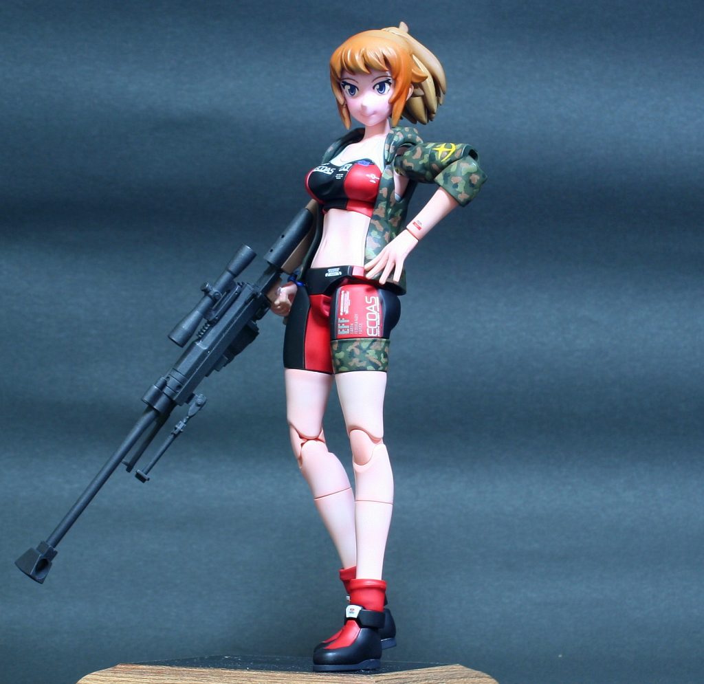 シューズの底と台座にネオジム磁石を埋め込んで、台座の上なら素立ちができるようにしています。といいますか、キット付属の台座はあまりにもあんまりだと思います。足が地面に付かないし。扱いが悪いのかもですが、クリアパーツなせいで、すぐ根本が折れちゃいます;;