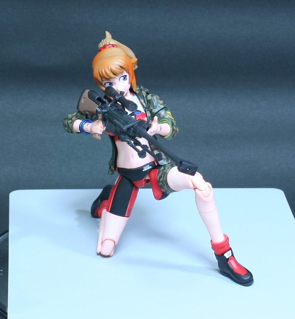 すみません、制作過程の写真は撮影してないので、アピールショットを続けます。もともとスナイパーライフルを持たせて、MGのジムスナイパー2の超カッコエエ箱絵のポーズを取らせ、「フミナ・スナイパー2」という作品名にするつもりだったんですが、なんとなくスナイパーカスタムにしました。がんばってますが、結構窮屈なポージングです;;