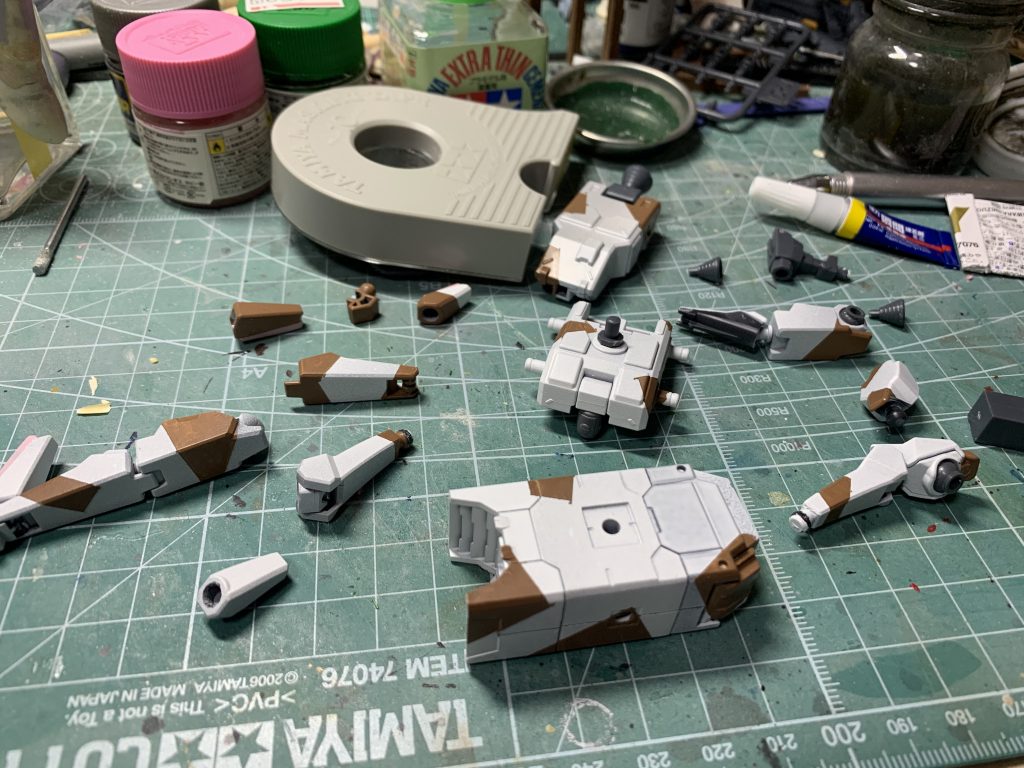 塗装中。初めて都市迷彩っぽいものをやってみました。三毛猫カラーの３色でウケを狙いましたが、実在のソビエト機のような雰囲気になったのは想定外。武装は壽屋のミサイルポッドを使用。メーカーが違っても軸径が共通になっているものが多いので、こういう工作がラクになりましたね。