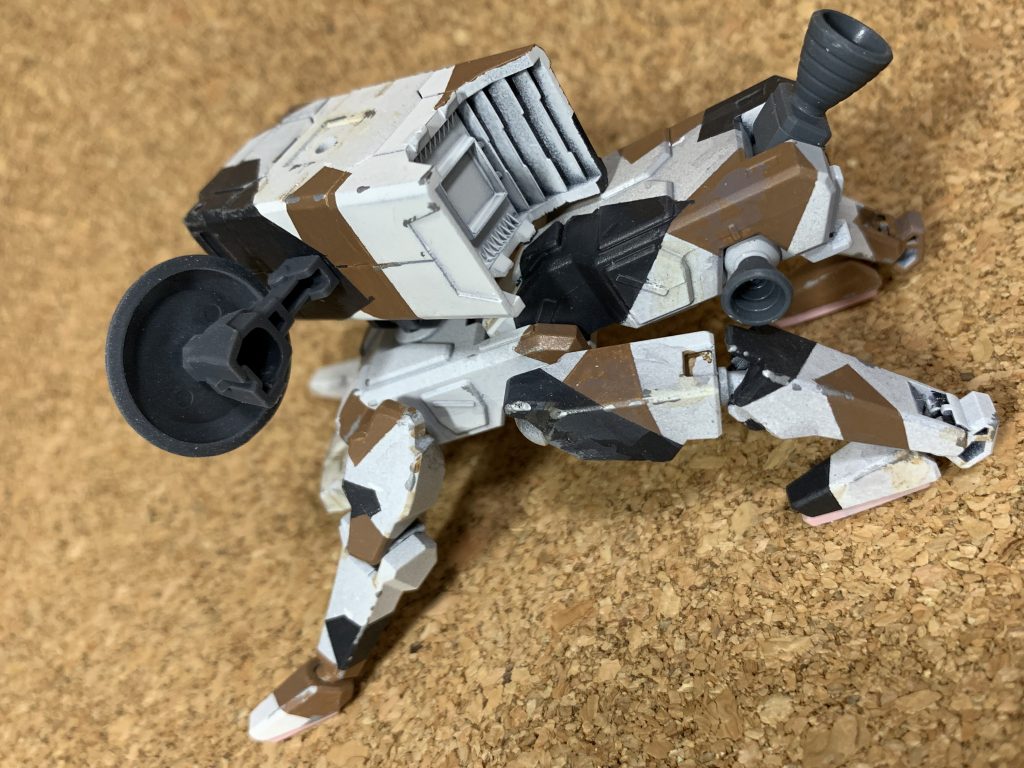 運用地域の自然環境・植生に合わせた迷彩がされており、この機体はホワイト/ジャーマングレー/ウッドブラウンになっている。この色調から、クルーからは愛着をもって「みけ」と呼ばれている。