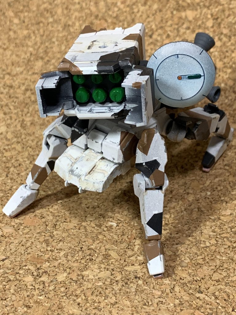 みけ、怒りのフェイスオープン。ミサイルは装甲車両用のATMのほか対人用のトウガラシ粉末弾も装備可能。凶悪。胴体内にはベアリングがみっちり仕込まれており、自爆時にばらまく。最悪。